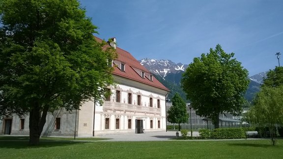 Pulverturm-Haus mit Bäumen und Bergpanorama
