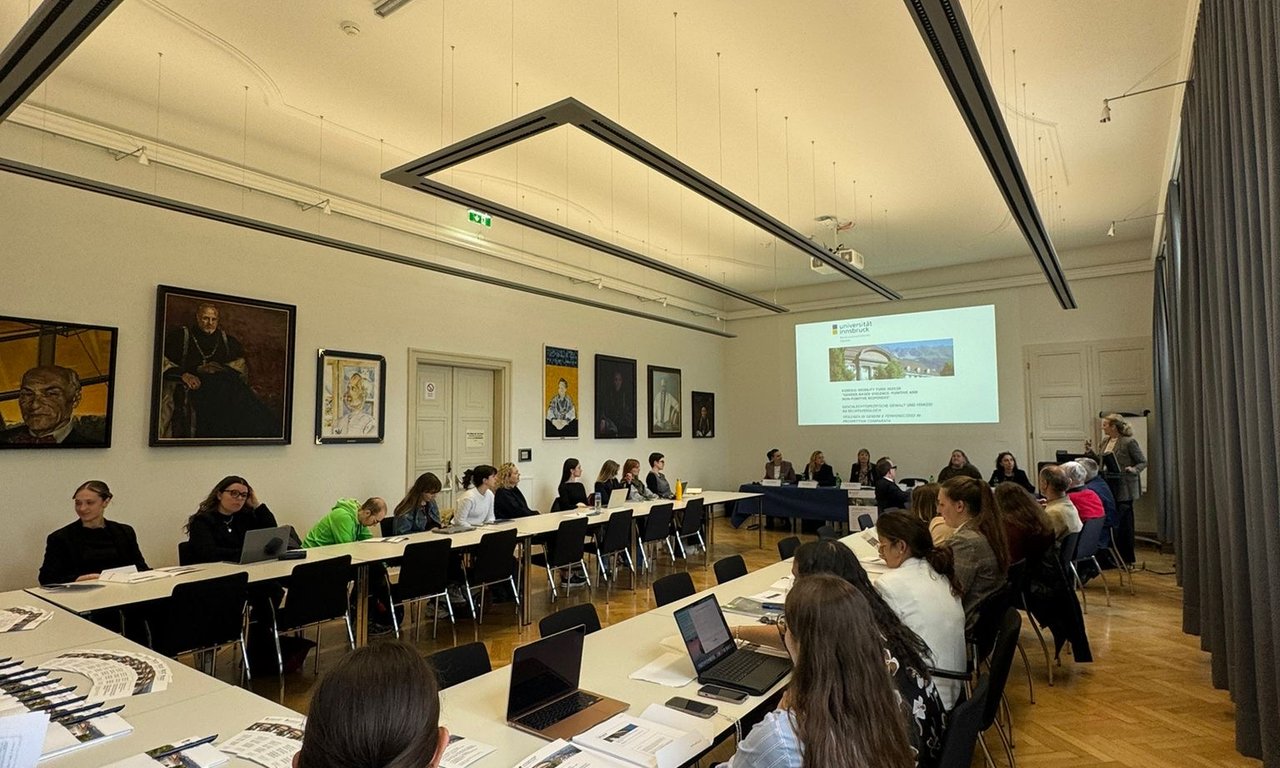 Blick auf einen Konferenzraum mit ca. 20 Teilnehmenden