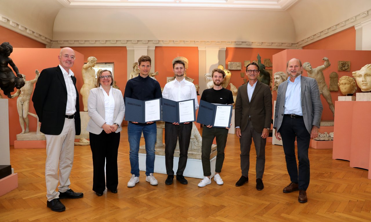 Gruppenfoto: Drei der vier Preisträger konnten die Urkunde persönlich entgegennehmen: Felix Dorn, Johannes Branke, Daniel Frisinghelli (v.l.).