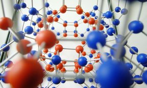 Chemische Strukturmodell mit roten und blauen Kugeln