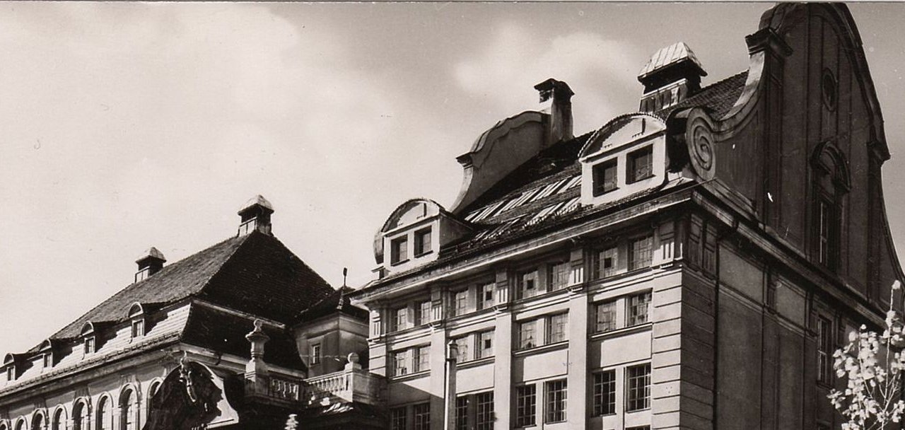 Vom Lazarett zum Wissensspeicher. 100 Jahre Bibliothek am Innrain.