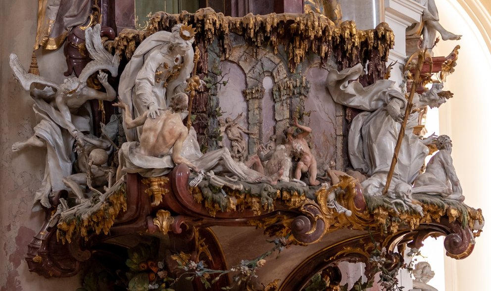 Gruppe von Skulpturen in einer Kirche