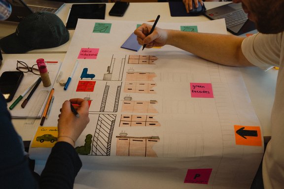 Studierende arbeiten an einem Konzept