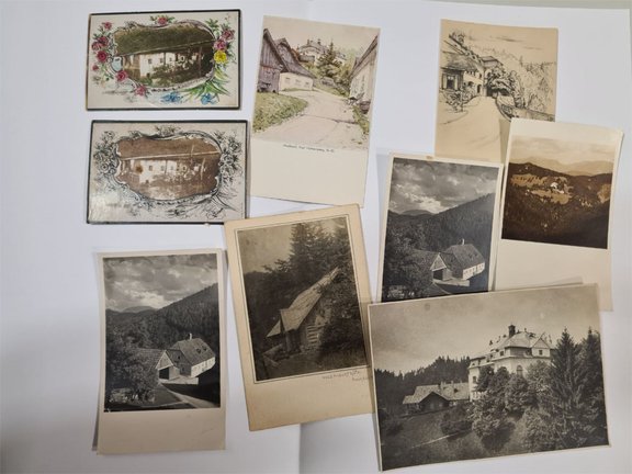 Zahlreiche alte Fotos auf einem weißen Tuch