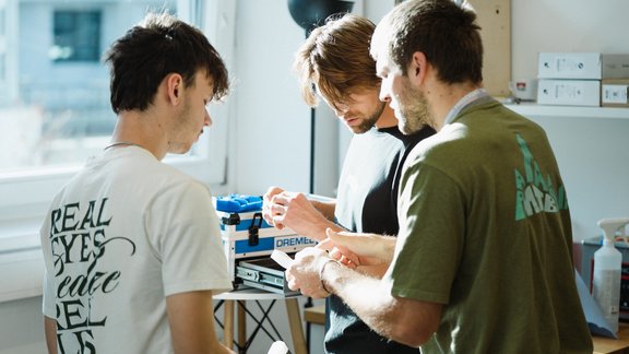 Studierende arbeiten an einem Prototypen