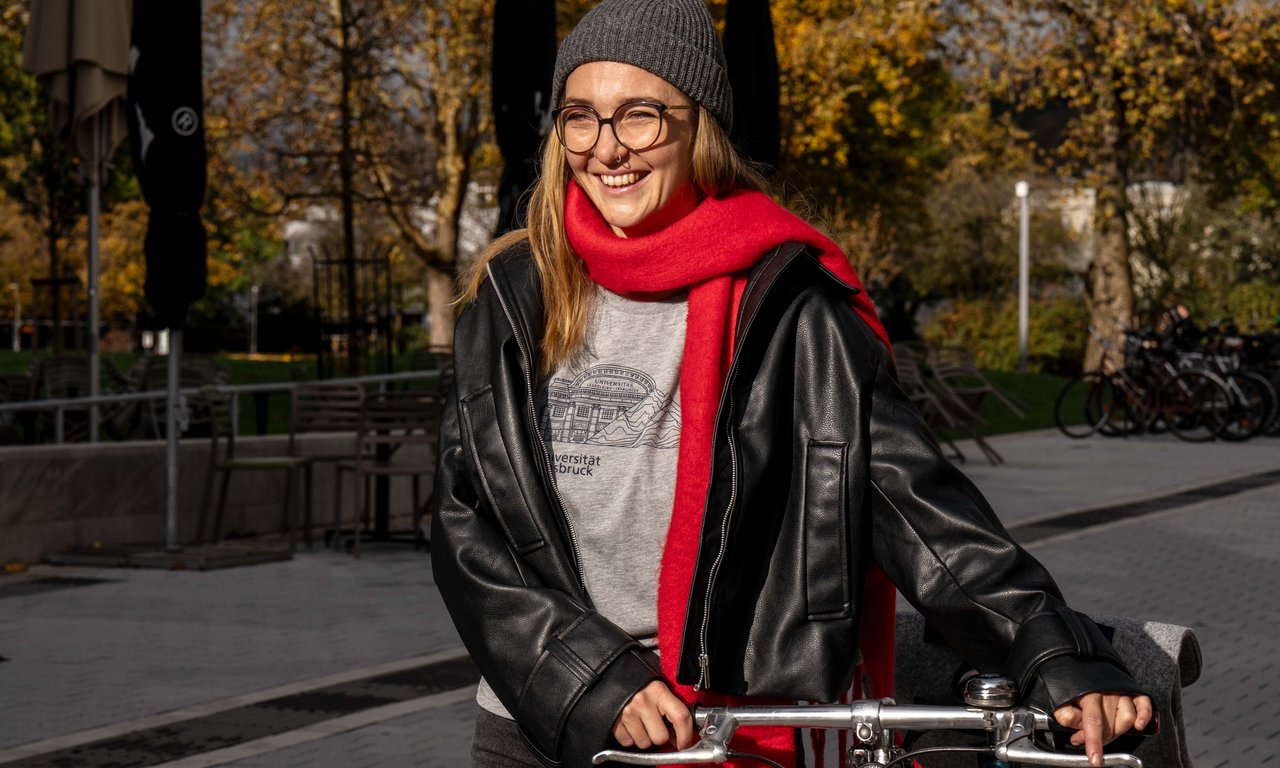 Person schiebt ein Fahrrad