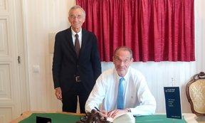 Heinz Faßmann unterzeichnet im Goldenen Buch der Universität Innsbruck