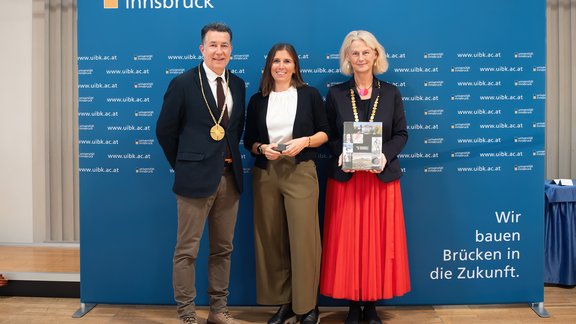 Laudator Martin Schnitzer, Ursula Scholl-Grissemann, Rektorin Veronika Sexl