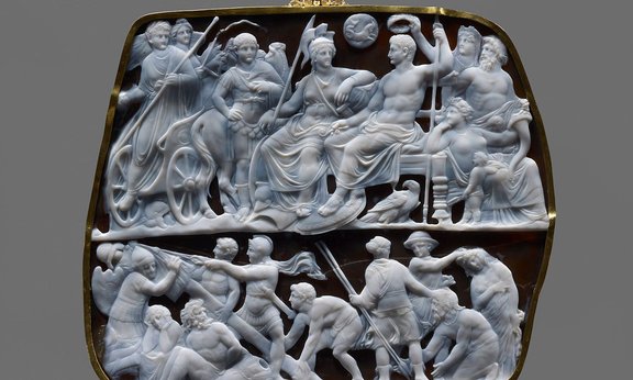 Römische Kameo: Die Gemma Augustea ist aus einem zweischichtigen arabischen Sardonyx geschnitten und ein Meisterwerk der kaiserlichen Gemmenwerkstatt in Rom