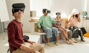 Kinder mit VR-Brille in einem Raum.