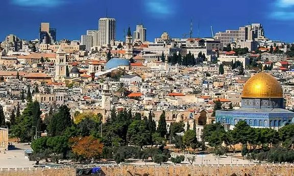 Stadtpanorama mit Kirchen und Synagogen