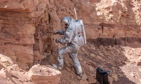 Analog-Astronaut des Österreichischen Weltraum Forums im Einsatz vor rotem Gestein