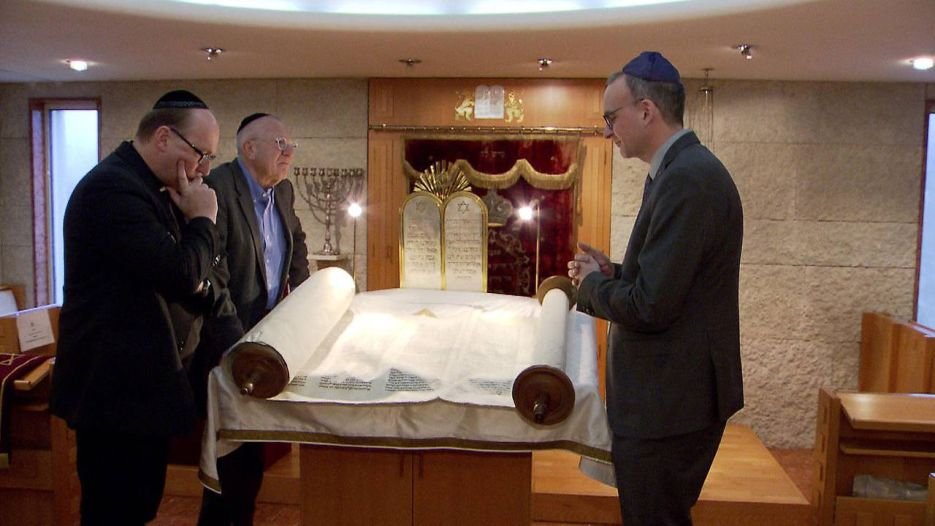 Die Torarolle ist in der jüdischen Gemeinde angekommen: Bischof Hermann Glettler, Präsident Günter Lieder, Superintendent Olivier Dantine (rechts)