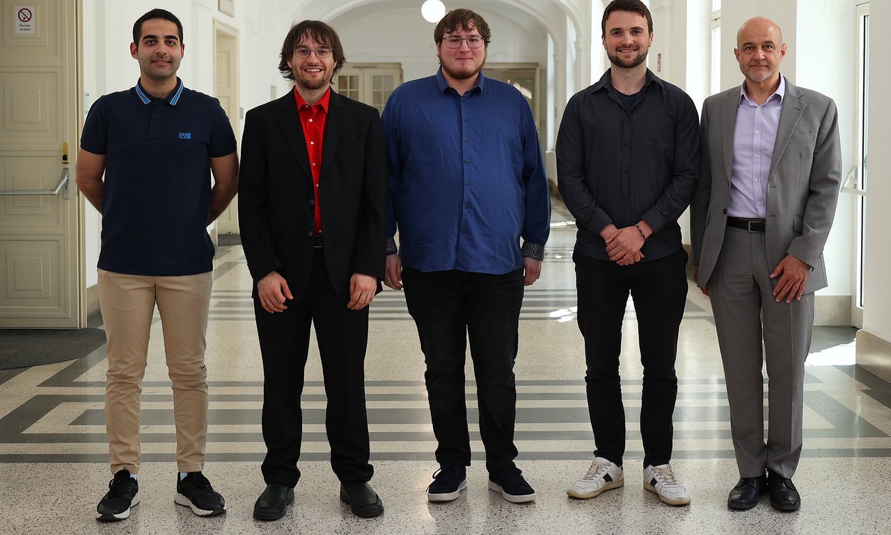 Gruppenfoto mit fünf Männern am Gang im Hauptgebäude.