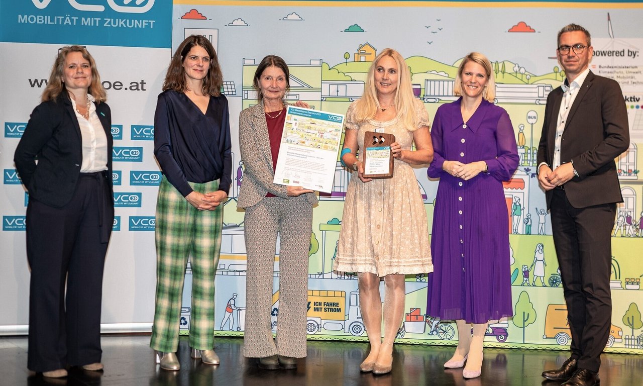 Gruppenfoto bei der Preisverleihung mit Vertreter*innen der Stadt Innsbruck