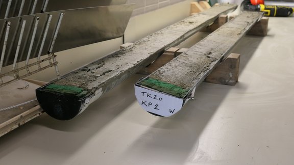 Die Bohrkerne aus Traunkirchen wurden an der Universität Innsbruck halbiert, um die Kulturschichten und Sedimente zu analysieren