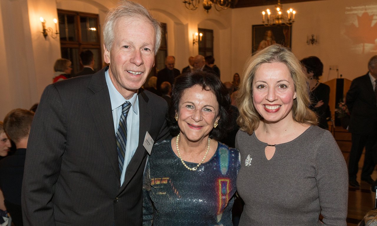 Zentrumsleiterin Ursula Moser mit Botschafter Stéphane Dion und Botschafterin Heidi Hulan 