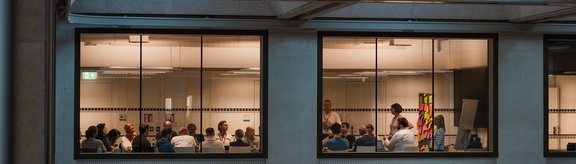 Gebäude mit beleuchteten Fenstern