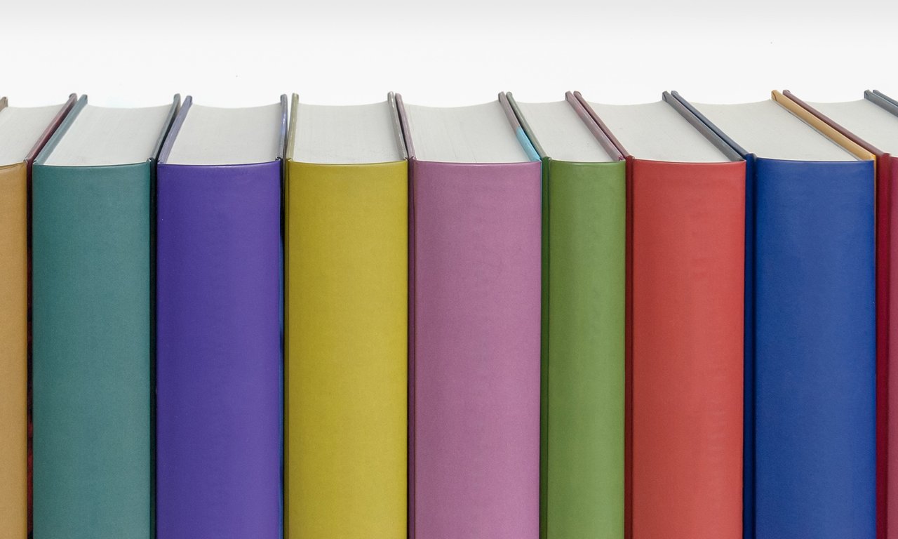 Symbolbild zum Buchtipp: Bücherregal