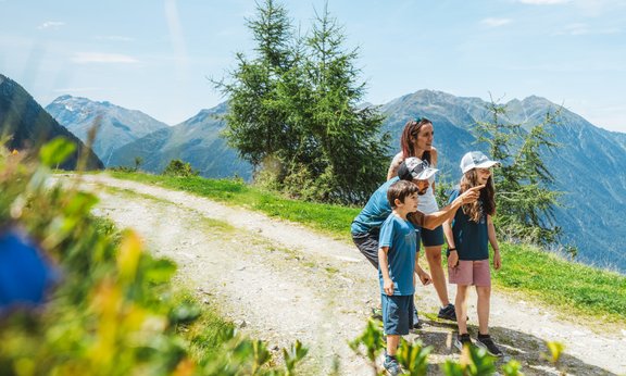 eine Familie (Mann, Frau und zwei Kinder) beim Wandern in den Berger