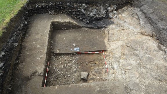 Abb. 3:Die hallstattzeitliche Steinplanie unterhalb neuzeitlicher Umlagerungsschichten