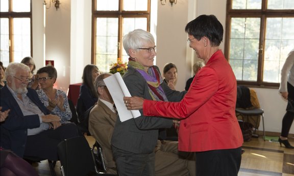 Birgit Sauer mit Erna Appelt