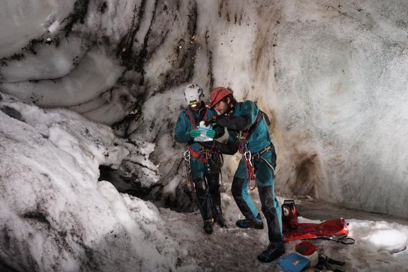 Charlotte Honiat and Tanguy Racine from the Department of Geology pack ice samples in the Tyrolean Guffert Eisschacht for further analysis in the laboratory.