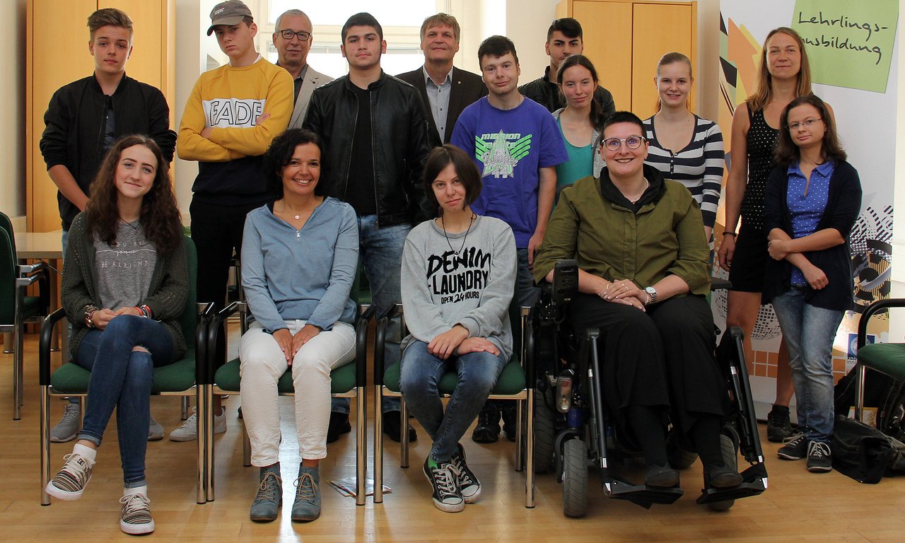 Gruppenfoto mit neuen Lehrlingen 2017