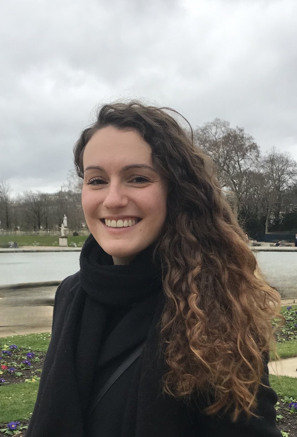 Lächelnde Frau mit langen lockigen Haaren