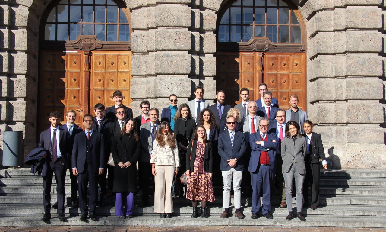Gruppenfoto vor dem Haupteingang des Universitäts-Hauptgebäudes am Innrain.