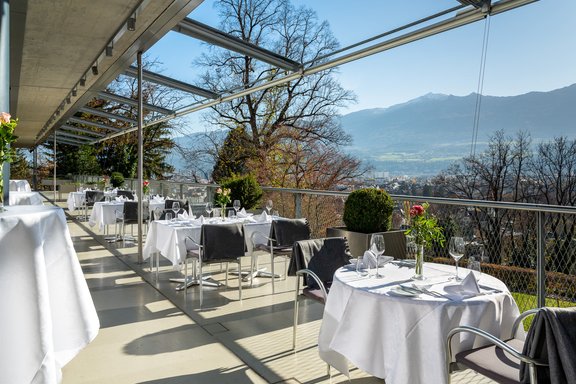 Villa Blanka Restaurant, Terrasse with round tables & white table skirt