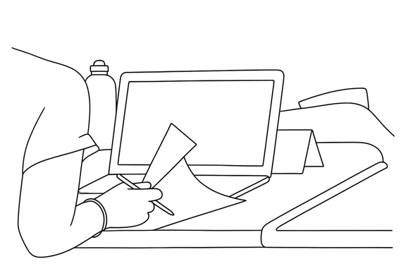 Seminarraum mit Studierenden, die an ihren Laptops sitzen