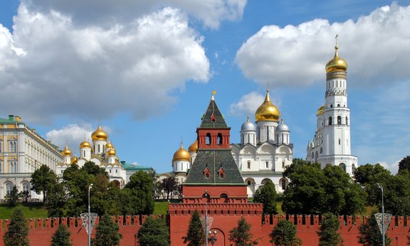 Blick über die Kreml-Mauer, im Hintergrund Kirchtürme