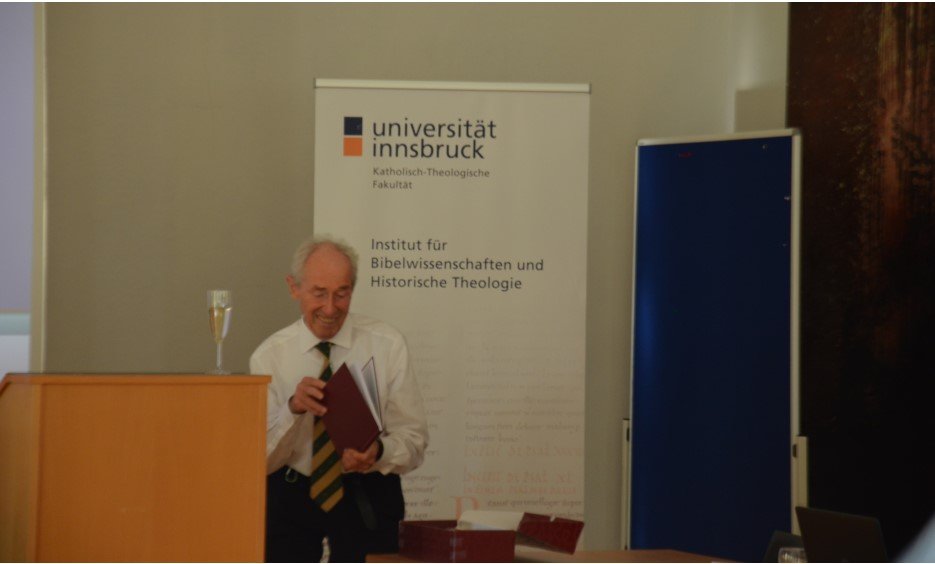 Anstoßen im Dekanatssitzungssaal, Foto: Bernhard Kathrein-Wieser