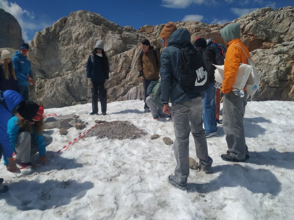 Eine Personengruppe vermisst auf einem Gletscher