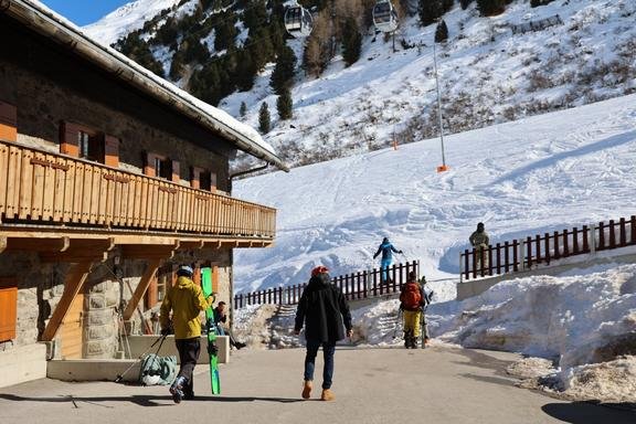 Außenbereich Universitätszentrum mit Skifahrer:innen