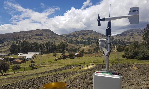 Eine wetterstation vor einem Feld in den Anden