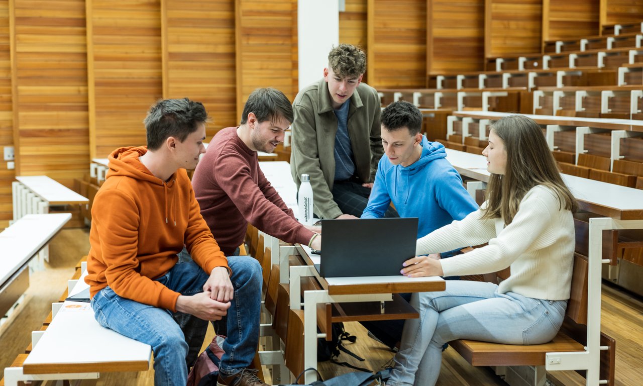 Studierende im Hörsal