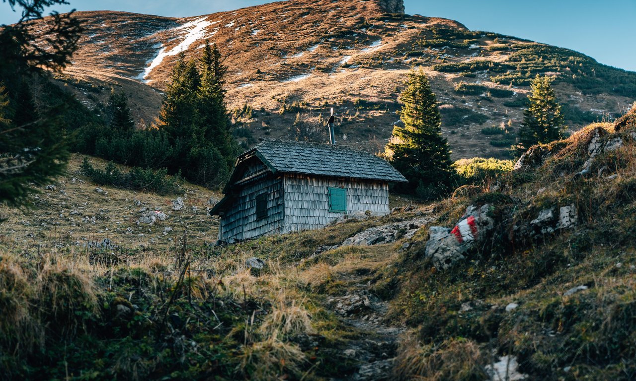 Hütte in Bergwelt, Wegweiser Wanderung