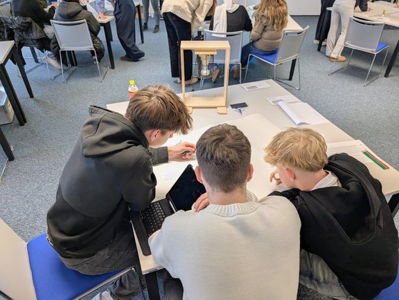 Schüler:innen im Schülerlabor