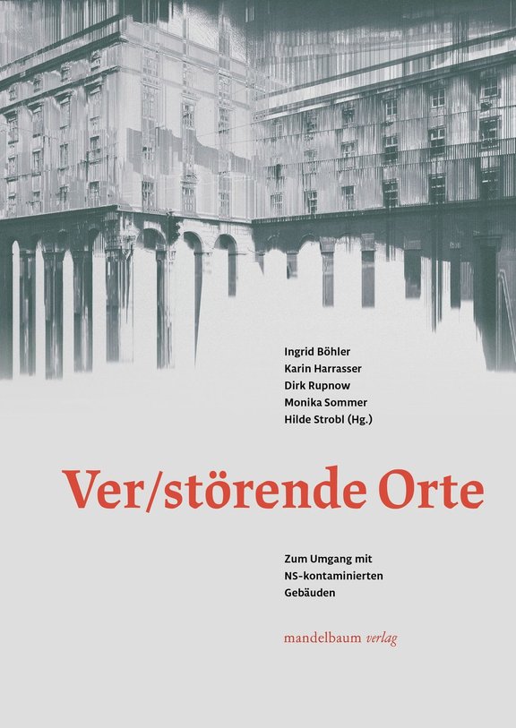 Buchcover: 𝗩𝗲𝗿/𝘀𝘁ö𝗿𝗲𝗻𝗱𝗲 𝗢𝗿𝘁𝗲. 𝗭𝘂𝗺 𝗨𝗺𝗴𝗮𝗻𝗴 𝗺𝗶𝘁 𝗡𝗦-𝗸𝗼𝗻𝘁𝗮𝗺𝗶𝗻𝗶𝗲𝗿𝘁𝗲𝗻 𝗚𝗲𝗯ä𝘂𝗱𝗲𝗻, Herausgegeben von: Ingrid Böhler, Karin Harrasser, Dirk Rupnow, Monika Sommer, Hilde Strobl, 2023.