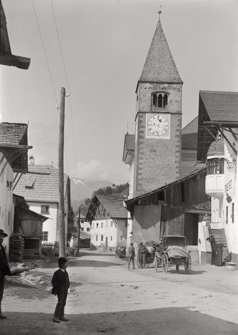 Foto vom Dorf Graun mit Kirche am Reschenpass im Jahr 1894