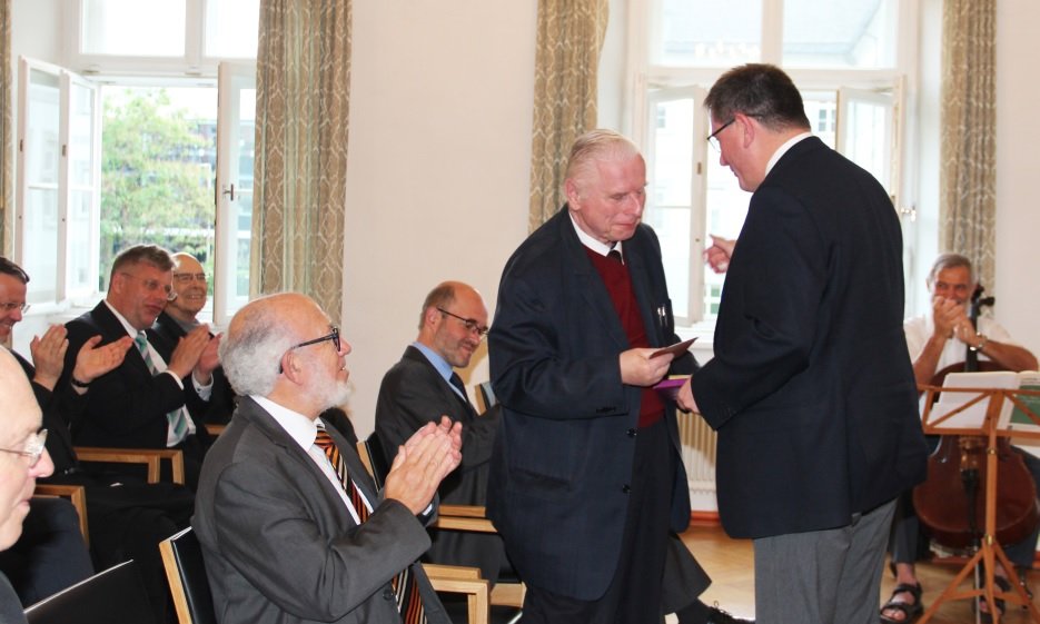 Jubilar und Institutsleiter (stehend)