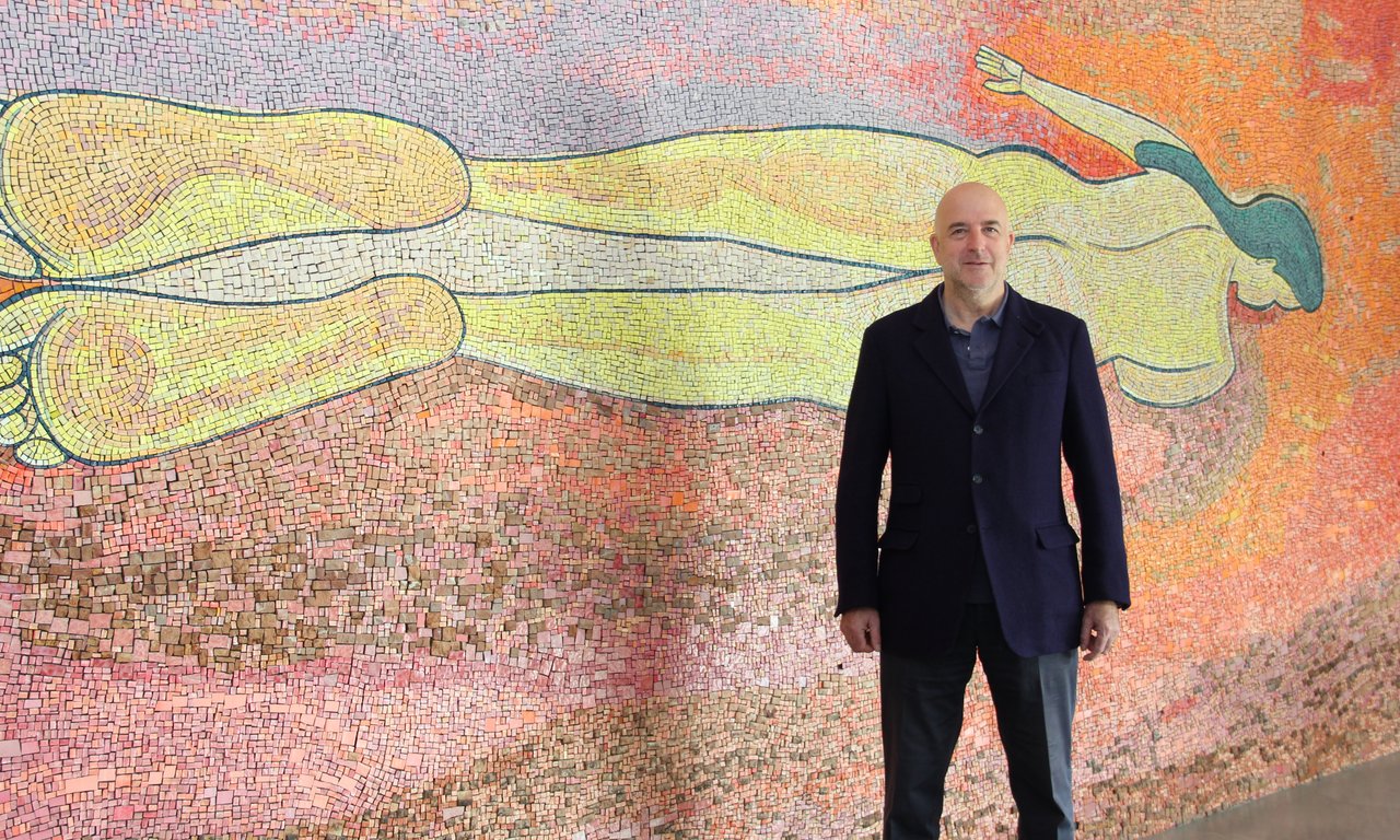 Künstler Hubert Schmalix vor seinem Werk im GeiWi-Gebäude