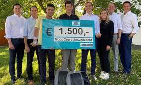 Das Moot Court Umweltrecht Siegerteam mit 1500 Euro Scheck