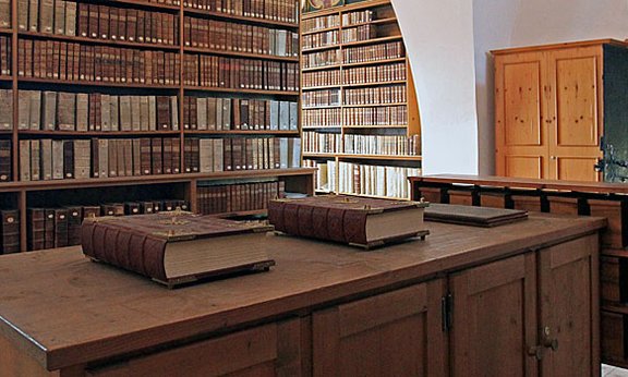 Blick in die Stamser Stiftsbibliothek