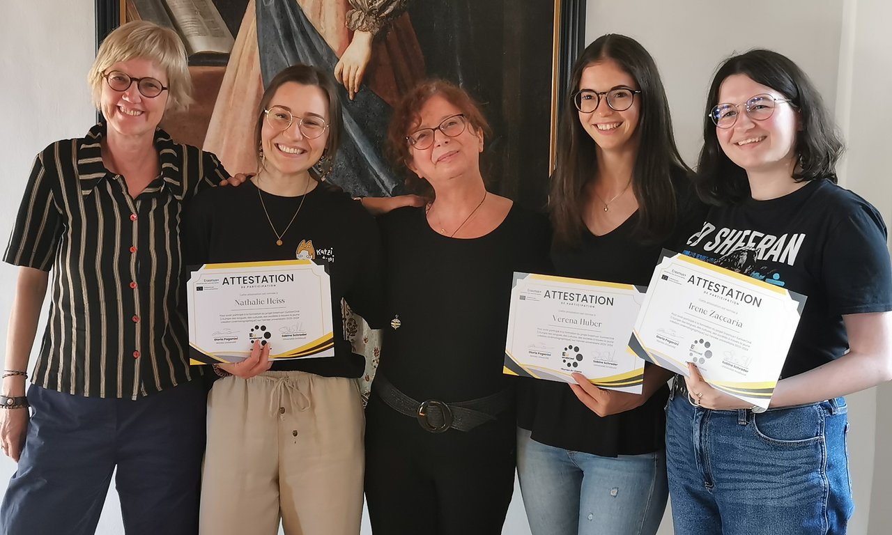 Gruppenfoto: Fünf Frauen stehen nebeneinander.