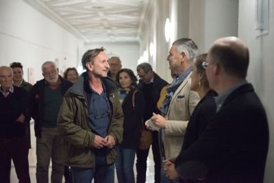 Der Obmann des Vereins Premierentage, Charly Walter, bedankt sich für die Initiative "Kunst im Gang" im Rahmen der Premierentage; Foto: Daniel Jarosch