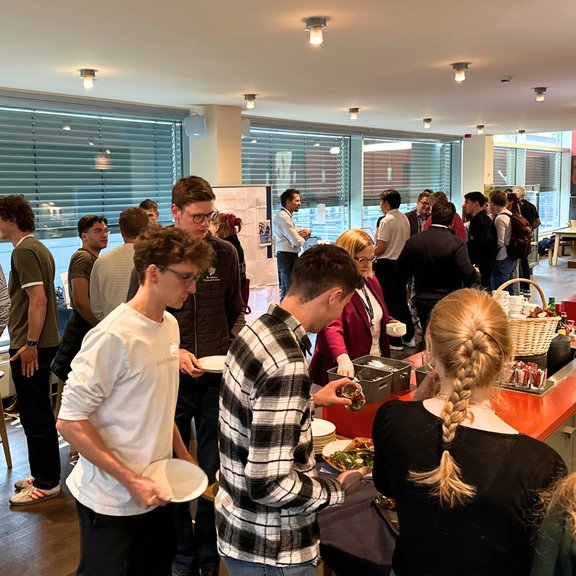 CareerDinner ILF Studierende am Buffet