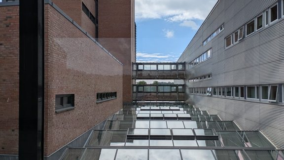 Blick aus dem Fenster: Zu sehen ist die Universität Agder in Kristiansand/Norwegen.